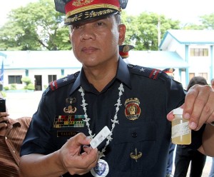 Chief Supt. Noli Taliño, director of the Central Visayas Police, shows his negative drug test recently. (CDN FILE PHOTO/JUNJIE MENDOZA)