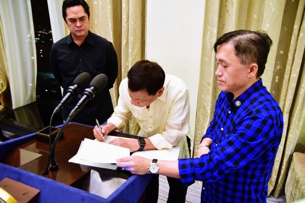 President Rodrigo Duterte signs the executive order on Freedom of Information. PHOTOS FROM MARO-PCOO
