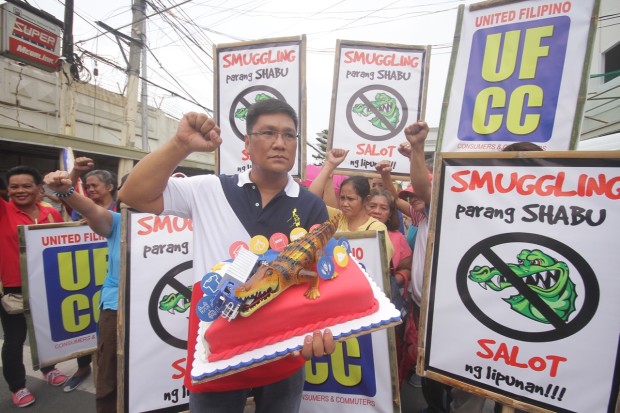 United Filipino Consumers and Commuters (UFCC) President Robert Javellana Jr. led consumer groups in an anti-smuggling protest outside the Bureau of Customs in Manila. The crowd, who expressed support for BOC Commissioner Nicanor Faeldon’s anti-smuggling stance, gave Faeldon a cake topped with a toy crocodile and icons of commonly-smuggled goods: vegetables, steel, and cement. 