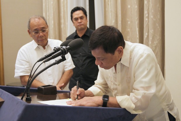 President Rodrigo Duterte signs the executive order on Freedom of Information. PHOTOS FROM MARO-PCOO