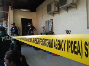 Operatives of the Philippine National Police and the Philippine Drug Enforcement Agency raid the suspected shabu laboratory of suspected drug trafficker Meco Tan, who was killed hours earlier on July 22, 2016, during a police chase in Valenzuela City. (Photo by Jong Manlapaz/RADYO INQUIRER)