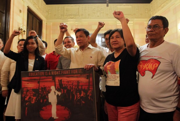 PALACE RALLY President Rodrigo Duterte joins activists in raising their fists at Osmeña Room of Kalayaan Hall in Malacañang. PRESIDENTIAL PHOTOGRAPHERS DIVISION