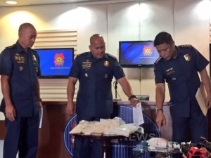 Philippine National Police Director General Ronald “Bato” de la Rosa (center); the Metro Manila police chief, Senior Supt. Oscar Albayalde; and the Eastern Police District chief, Senior Supt. Romulo Sapitula present to the media packs of “shabu” confiscated in a buy-bust operation in Pasig City. (INQUIRER.NET FILE PHOTO) 