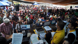 Taxpayers line up to file their income tax returns at the BIR (INQUIRER FILE PHOTO)