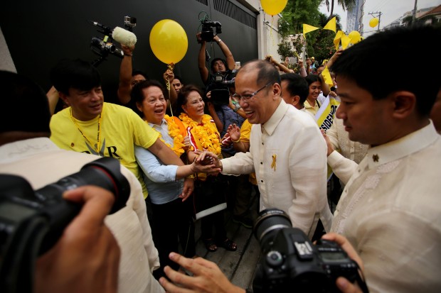 Former president Noynoy Aquino is welcomed by his neighbors and supporters at his Times Street, West Triangle in Quezon City, Thursday after leaving Malacanang. INQUIRER PHOTO/ KIMBERLY DELA CRUZ