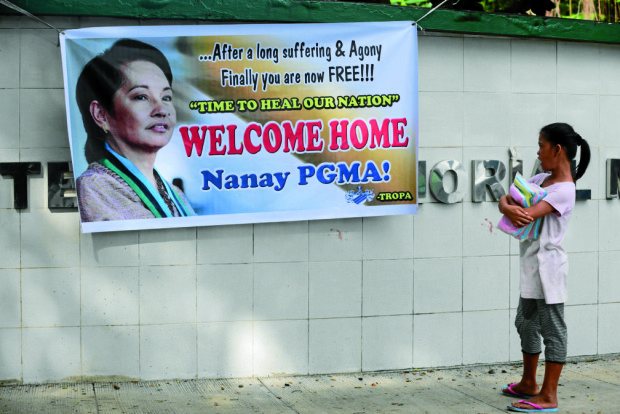 A vendor looks at a tarpaulin declaring support for former President Gloria Arroyo at the Veterans Memorial Medical Center on Wednesday, July 20, 2016.  The Supreme Court junks the plunder case versus Arroyo and ordered for her release. INQUIRER PHOTO / GRIG C. MONTEGRANDE