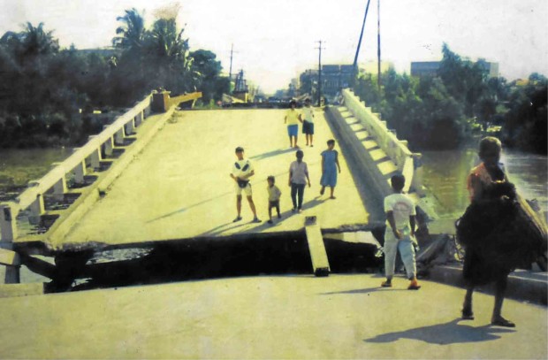  QUINTOS Bridge in Dagupan City was cut in half (inset) when the July 16, 1990 quake struck but 26 years later, a new generation of city folk traverse a new Quintos Bridge along Perez Boulevard. WILLIE LOMIBAO/INQUIRER NORTHERN LUZON 