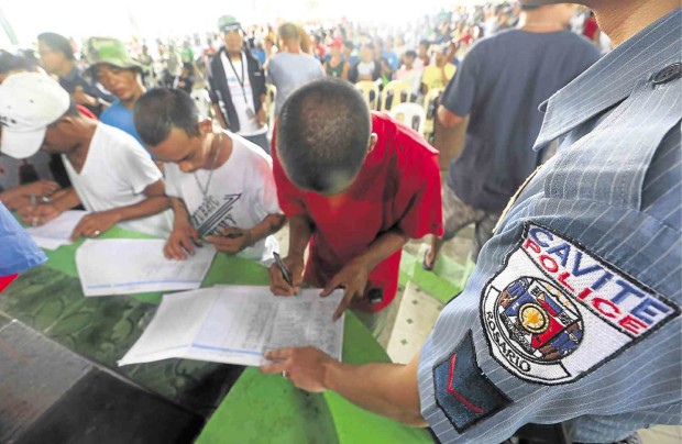 MASS SURRENDER At least 1,000 confessed drug dependents surrender to police at the town hall of Rosario in Cavite province amid the government’s intensified drive against illegal drugs. MARIANNE BERMUDEZ 