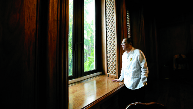 President Benigno S. Aquino III takes his last view of the Pasig River as seen from the Private Office in  in Malacanang Wednesday, June 29, 2016. The President enjoys viewing the river full of migratory birds as he takes break from everyday task as president of the Philippines. The President will end his term of office Thursday, June 30, 2016. (Photo by Joseph Vidal /Malacanang Photo Bureau)