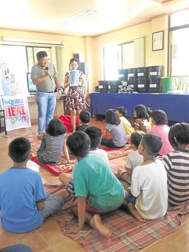 MINGLANILLA Mayor Elanito Peña and daughter, Angel, read Eric Carle’s “Papa Please Get the Moon for Me” to 25 children during a read-along session with Inquirer in Barangay Ward 3, Minglanilla, Cebu on Father’s Day. CHRIS EVERT LATO