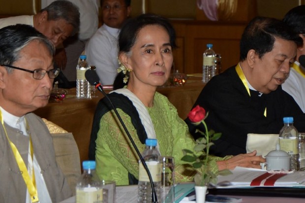 In this photograph taken on May 27, 2016, Myanmar State Counsellor and Foreign Minister Aung San Suu Kyi (C), flanked by government peace negotiators Kyaw Tint Swe (L) and Tin Myo Win (R), chairs a meeting in Naypyidaw in preparation for the ethnic peace conferece attended by representatives of ethnic armed organisations, members of parliament and military officials.  Myanmar's Aung San Suu Kyi faces what could be the toughest test of her leadership yet when she opens a major ethnic peace conference on August 31, 2016 aimed at ending wars that have blighted the country since its independence. / AFP PHOTO / AUNG HTET / TO GO WITH AFP STORY MYANMAR-UN-PEACE-ETHNIC-CONFLICT-PANGLONG,ADVANCER BY HLA-HLA TAY AND CAROLINE HENSHAW