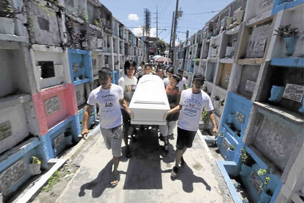  LAID TO REST Pallbearers carry the coffin of pedicab driver Michael Siaron, an alleged drug pusher who was gunned down by motorcycle-riding men in Pasay City on July 23. Siaron was buried at the Pasay Public Cemetery on Wednesday. (See story in Metro, Page A10.) RAFFY LERMA 