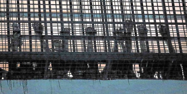 A BID FOR ATTENTION?   Inmates at the Parañaque City Jail seem to be calling attention to their plight shortly after an explosion on Thursday night killed 10 detainees, most of them described as “high-profile” drug suspects.    RAFFY LERMA