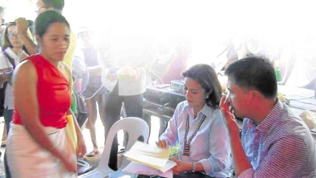 VICE President Leni Robredo receives a letter from a Mangyan woman in her recent visit to Pola town in Oriental Mindoro. MADONNA T. VIROLA/INQUIRER SOUTHERN LUZON