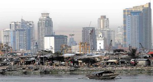 The row of shanties comprising the Baseco compound in Manila (INQJUIRER FILE PHOTO/EDWIN BACASMAS)
