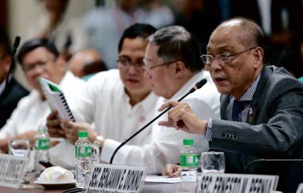 BUDGETHEARING Budget Secretary Benjamin Diokno defends the proposed 2017 National Expenditure Program during a hearing of the Senate committee on finance. Beside him is Finance Secretary Carlos Dominguez. LYN RILLON