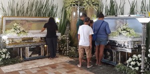 Neighbors and employees of the slain suspected drug lord, Melvin Odicta, and wife Meriam view their remains at the Odicta residence in Barangay Malipayon in Iloilo City. (Photo by Nestor P. Burgos Jr./INQUIRER VISAYAS)