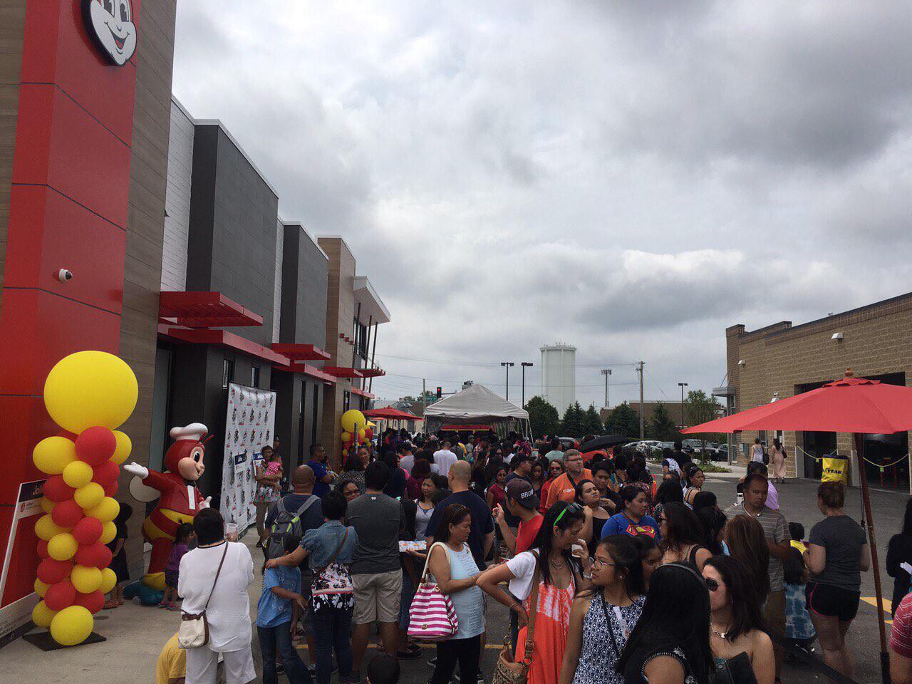 The lines at the new Jollibee store in Skokie, Chicago are still long with Filipinos braving bad weather just to get a bite of that crispilicious, juicylicious Chickenjoy.