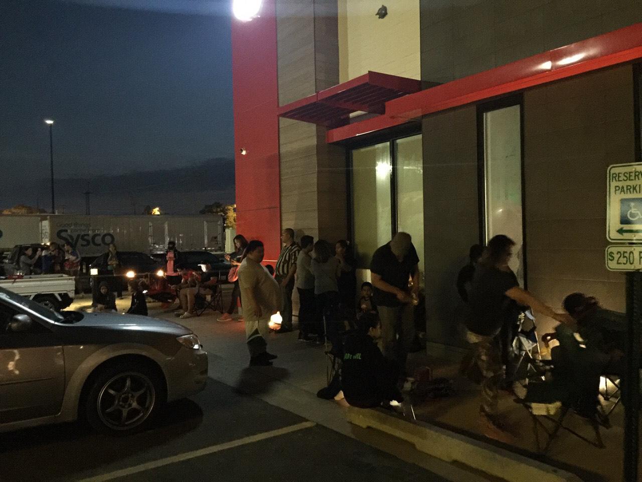 It’s something the US Midwest has never seen before! Filipino-Americans camp out outside the Jollibee store in Skokie, Chicago from the night before its opening.