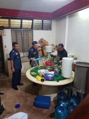 Quezon City Police District chief Guillermo Lorenzo Eleazar inspects illegal drug paraphernalia at the shabu laboratory the police discovered on Saturday (Aug. 20, 2016) in Grace Village, Brgy. Apolonio Samson in Quezon City. (Photo from QCPD)