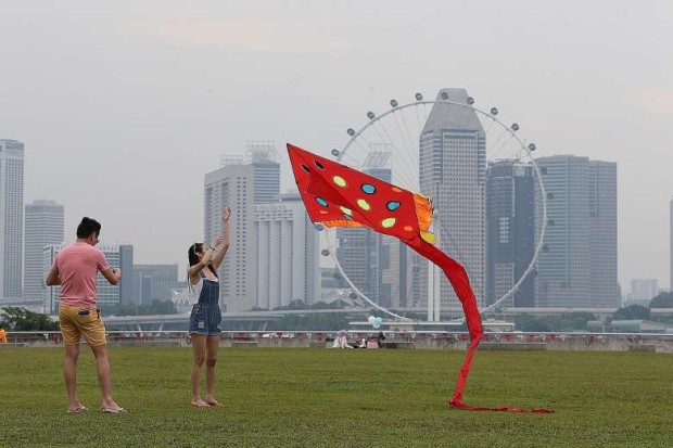 eople were out and about at Marina Barrage at 5pm yesterday. The three-hour PSI was 83 then, according to the NEA website. STRAITS TIMES PHOTO: LAU FOOK KONG/ASIA NEWS NETWORK