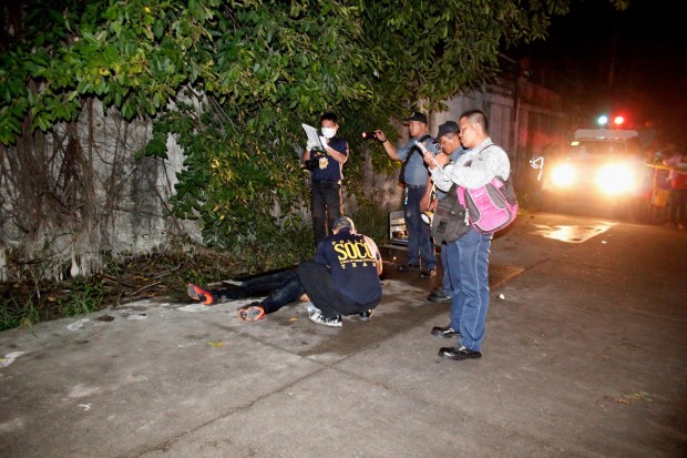 SOCO personnel is seen here conducting a post mortem examination at the body of Arvin Guino, who was killed after a buy bust operation with operatives of PS3 Anti-Illegal Drugs Special Operations Task Force. ROBERT DEJON, INQUIRER VISAYAS