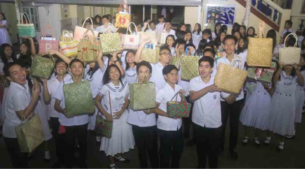 BACK TO BASICS  Students of Lucban Academy lead a campaign to use the “balulang,” a native woven bag, to revive a tradition and help their community’s “zero plastic” drive.          PHOTOS BY DELFIN T. MALLARI JR.