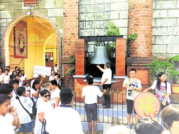 BAUANG residents gather near the historic San Pedro Bell in support of their mayor, who was on a list of drug personalities announced by President Duterte. YOLANDA SOTELO/INQUIRER NORTHERN LUZON