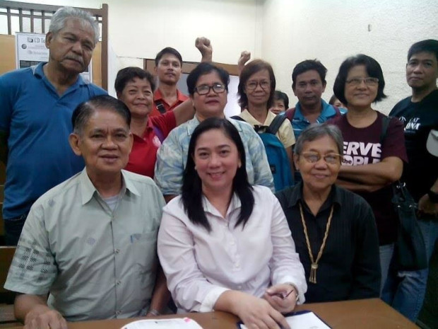 NDF consultant Rafael Baylosis with his counsel Atty. Rachel Pastores and some members of Kilusang Mayo Uno. FILE PHOTO FROM EDRE OLALIA 