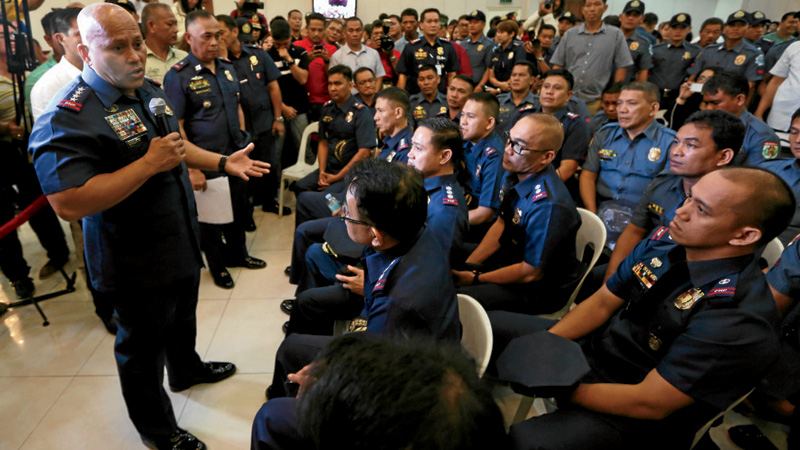  Policemen on the drug list of President Rodrigo Duterte gets a verbal beating from Philippine National Police (PNP) chief Director General Ronald “Bato” De la Rosa when they surrendered to their commanders on Monday morning at Camp Crame, Philippine National Police Headquarters, Quezon City, August 8, 2016. INQUIRER PHOTO / NINO JESUS ORBETA
