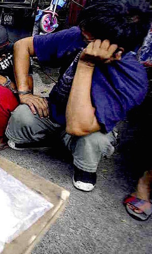 Drug suspect falls in shabu buy-bust. (INQUIRER FILE PHOTO / RAFFY LERMA)