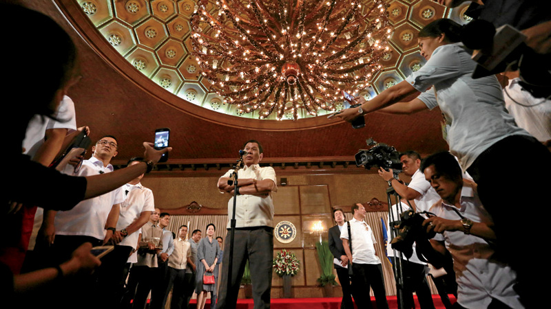 MEETING MEDIA For the first time since assuming the country’s top government post, President Duterte speaks to members of the Malacañang Press Corps after the mass oathtaking of his appointees at the Palace. He lamented the “lackadaisical” stance of companies on the issue of labor contractualization. JOAN BONDOC