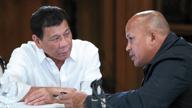 GRAVE MATTERS President Duterte and Philippine National Police Director General Ronald dela Rosa put their heads together during a meeting at Malacañang. MALACAÑANG PHOTO