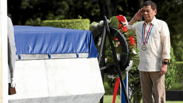 President Rodrigo Duterte salutes before the tomb the unknown soldier's monument during National Heroes Day rites at the Libingan ng mga Bayani in Taguig City.INQUIRER/ MARIANNE BERMUDEZ