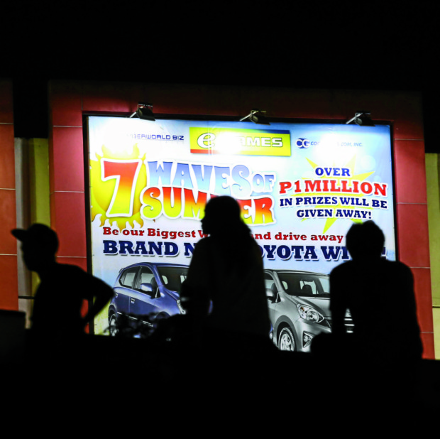GAMBLERS’ CORNER E-games are advertised by amall in Pasig City. INQUIRER PHOTO