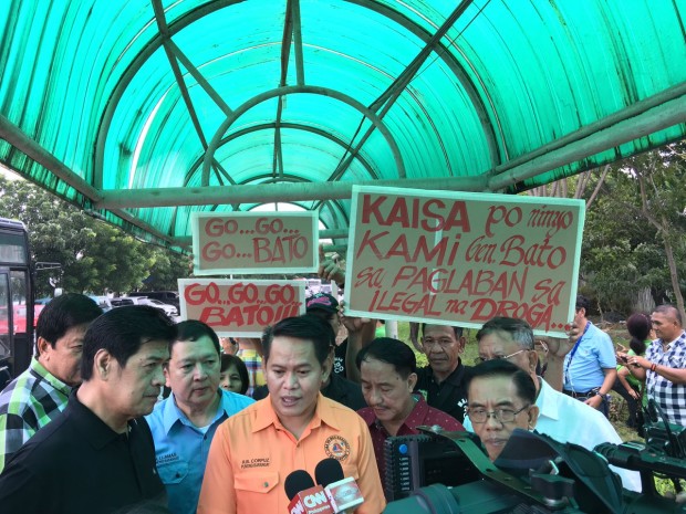 Different groups troop to the Senate to support the PNP and its war against drugs amid the chamber's probe. MAILA AGER/INQUIRER.net