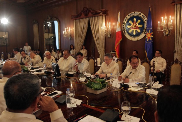 President Rodrigo Duterte meets with his Cabinet.  Beside him (at left) is Executive Secretary Salvador Medialdea. (Photo courtesy of the Presidential Photographers Division, PPD)