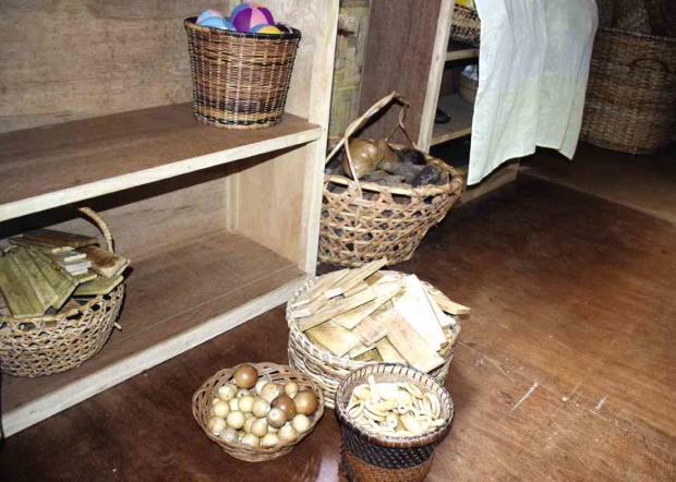 SHUNNING plastic toys, the school offers pieces of wooden slabs, rattan-made coils, wooden balls and handmade cloth balls to develop the children’s imagination. Ma. Cecilia Rodriguez