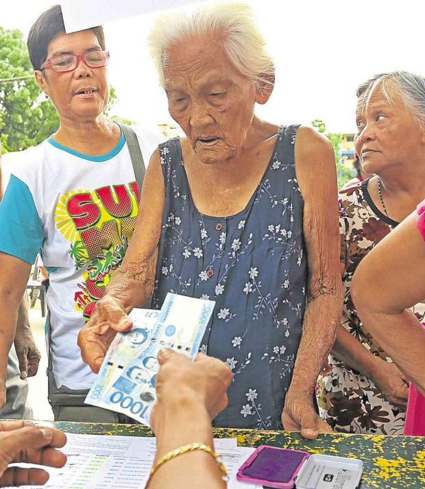 UNDER a DSWD program, elderly beneficiaries of the government’s cash aid program, like this woman in Cebu City, will no longer have to travel far to get their aid. The cash would be delivered to their doorsteps. JUNJIE MENDOZA/CEBU DAILY NEWS