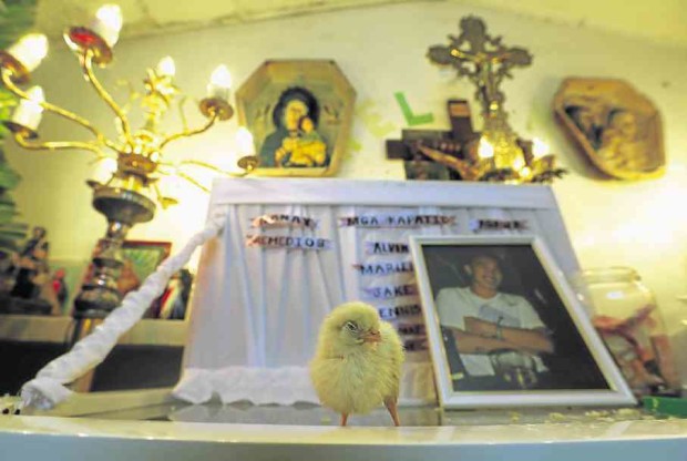 A CHICK on top Eric Sison’s casket symbolizes the search for justice over his gruesome killing by the Pasay police. RAFFY LERMA