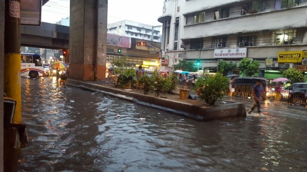 The corner of Recto Avenue and Avenida in Manila is a sea of putrid water Friday afternoon after almost two hours of continuous rain. INQUIRER.net FILE PHOTO/CENON BIBE
