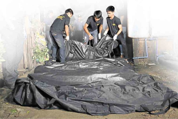 LATEST FOUR TO FALL Another night of body bags in Quezon City, this time in Barangay Tatalon. RAFFY LERMA