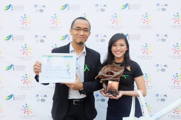 INQUIRER.net's NewsLab lead Matikas Santos (left) and senior digital producer Sara Pacia. Photo from Foundation for the Philippine Environment