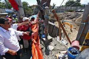 Cebu City Vice Mayor Edgardo Labella (left, in white barong) inspects the portion of the retaining wall that collapsed at the construction site of the Casa Mira Towers in Labangon, crushing to death one worker. (CDN PHOTO/JUNJIE MENDOZA) 