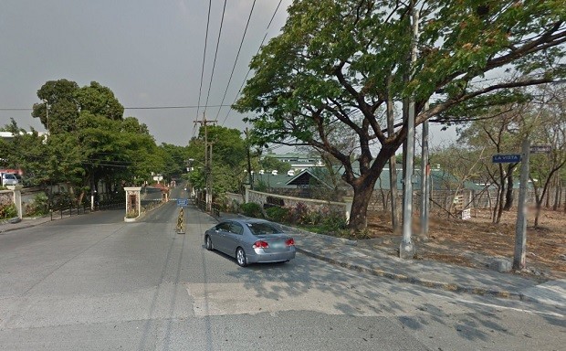 A car drives down a road leading to one of the many posh subdivisions in Quezon City. The PNP has announced that its antidrug 'Oplan Tokhang' would be taken to posh gated villages in the city starting the third week of September. PHOTO FROM GOOGLE MAPS