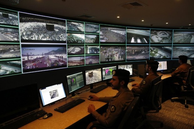 Saudi soldiers are seen on duty at the command and control operation center in Mina near the holy city of Mecca, on September 13, 2016. The control centre monitors footage from over 5000 cameras streaming live videos of the 1.8 million pilgrims from all over the world taking part in the annual hajj.  / AFP PHOTO / AHMAD GHARABLI