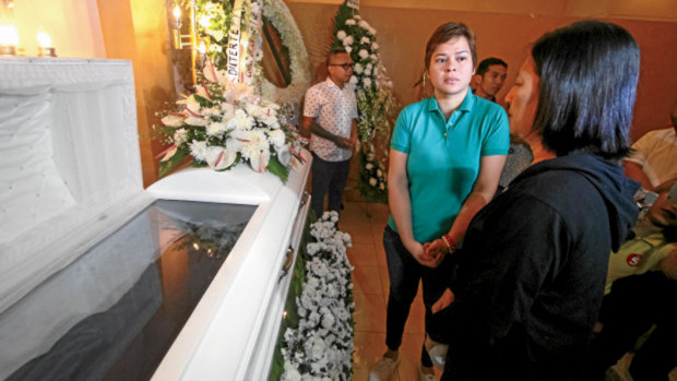 NURSE’S WAKE Mayor Sara Duterte of Davao City talks with the mother of Kristia Bisnon, her former private nurse who was among those killed in Friday’s market explosion. KARLOS MANLUPIG/INQUIRER MINDANAO
