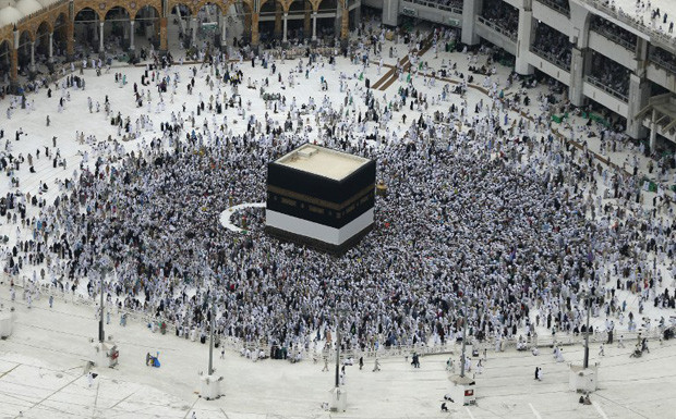 A picture taken on September 9, 2016 shows a general view of Muslim pilgrims from all around the world circling around the Kaaba at the Grand Mosque, in the Saudi city of Mecca. The annual Hajj pilgrimage begins on September 10, and more than a million Muslims have already flocked to Saudi Arabia in preparation for what will for many be the highlight of their spiritual lives.  / AFP PHOTO / AHMAD GHARABLI