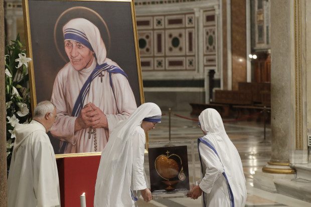 Nuns of Mother Teresa's Missionaries of Charity, carry some of her relics during a vigil of prayer in preparation for the canonization of Mother Teresa in the St. John in Latheran Basilica at the Vatican, Friday, Sept. 2, 2016. (AP Photo/Gregorio Borgia)