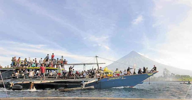 HUNDREDS of devotees from Barangay Tayhi and other coastal villages join the maritime procession for the image of Nuestra Señora de Peñafrancia in Tabaco City, Albay.       GEORGE GIO BRONDIAL/INQUIRER SOUTHERN LUZON